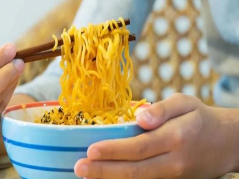 Ăn mì tôm có tốt không và cách ăn an toàn cho sức khỏe