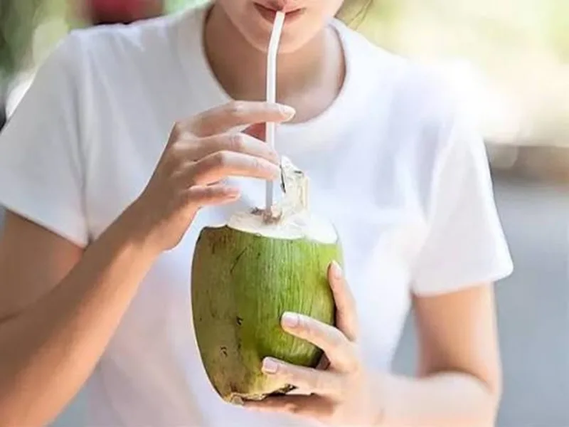 Uống nước dừa nhiều có sao không? – Lợi ích, tác hại và cách uống hợp lý