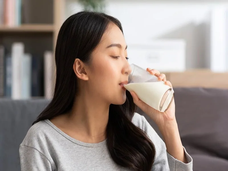 Uống sữa đậu nành có tốt không? Lợi ích, tác dụng phụ và cách uống đúng